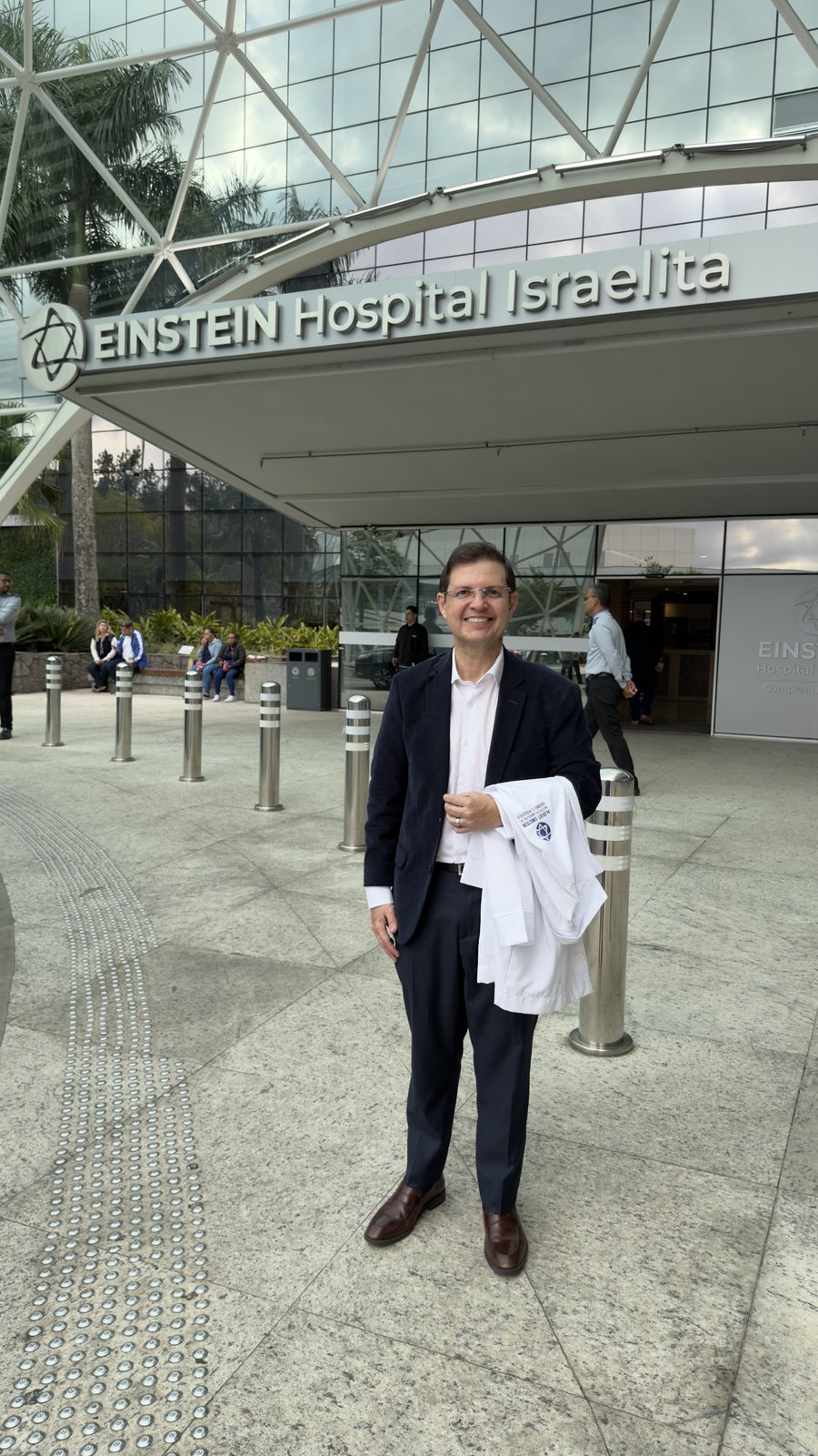 Moisés Barbosa em frente ao Hospital Israelita Albert Einstein